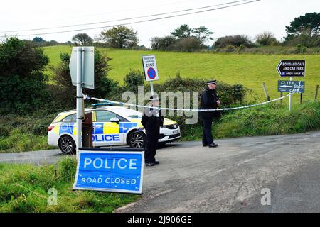 File photo datato 24/11/21 di un cordone di polizia sulla strada che porta al Bovisand cafe e parcheggio a Plymouth, dopo che il corpo di una donna è stato trovato nella caccia per la scomparsa di Bobbi-Anne McLeod. La musicista Cody Ackland è stata incarcerata per tutta la vita con un minimo di 31 anni per l'assassinio di Bobbi-Anne McLeod, 18 anni, che ha rapito da una fermata dell'autobus mentre era sulla strada per incontrare gli amici a Plymouth nel mese di novembre. Data di emissione: Giovedì 19 maggio 2022. Foto Stock