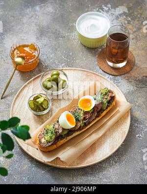 Sandwich fatto in casa con tacchino, sottaceti e uova per colazione, spazio copia Foto Stock
