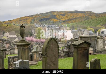 una vista su edimburgo dal nuovo cimitero di calton scozia Foto Stock