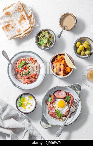 Sana colazione turca servita al mattino, su sfondo bianco Foto Stock