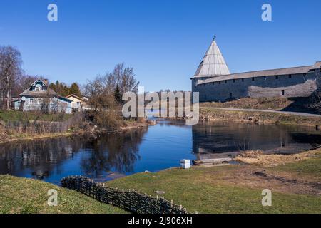 Staraya Ladoga, Russia - 6 maggio 2022: Antica fortezza storica Ladoga nel villaggio di Staraya Ladoga - Leningrad regione Russia - architettura Foto Stock