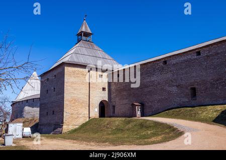 Staraya Ladoga, Russia - 6 maggio 2022: Antica fortezza storica Ladoga nel villaggio di Staraya Ladoga - Leningrad regione Russia - architettura Foto Stock