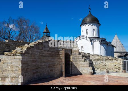 Staraya Ladoga, Russia - 6 maggio 2022: Antica fortezza storica Ladoga nel villaggio di Staraya Ladoga - Leningrad regione Russia - architettura Foto Stock