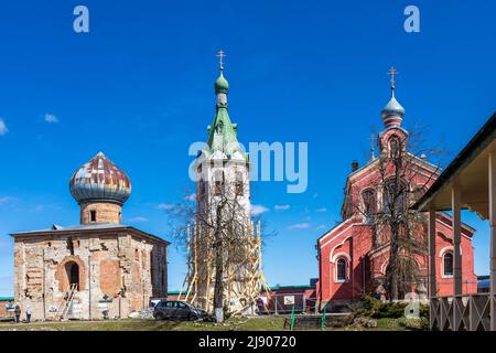 Staraya Ladoga, Russia, - 02 maggio 2022, all'ingresso del monastero di Staraya Ladoga San Nicola in una mattinata di primavera soleggiata. Foto Stock