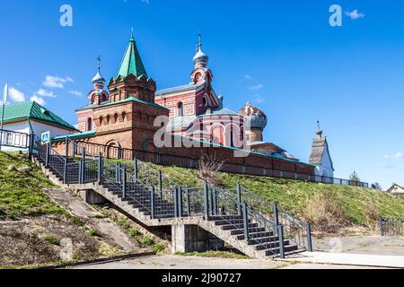 Staraya Ladoga, Russia, - 02 maggio 2022, all'ingresso del monastero di Staraya Ladoga San Nicola in una mattinata di primavera soleggiata. Foto Stock