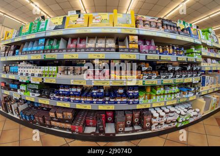 Fossano, Italia - 04 maggio 2022: Scaffali con confezioni di caffè, tisane, tisane, marmellate in vendita al supermercato italiano Foto Stock