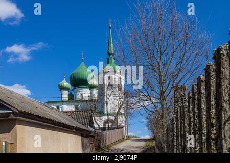 Staraya Ladoga, Russia - 02 maggio 2022. Chiesa di San Giovanni Battista Natività sul Monte Malisheva in Staraya Ladoga.Russia. Foto Stock