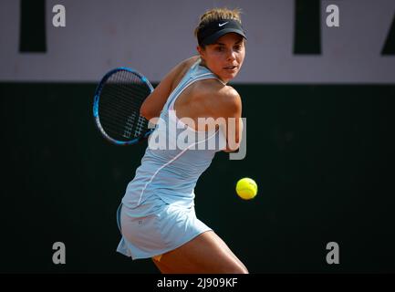 Viktoriya Tomova di Bulgaria in azione contro Katie Swan di Gran Bretagna durante il primo turno di qualifiche al Roland-Garros 2022, Gran Slam torneo di tennis il 17 maggio 2022 allo stadio Roland-Garros di Parigi, Francia - Foto: Rob Prange/DPPI/LiveMedia Foto Stock