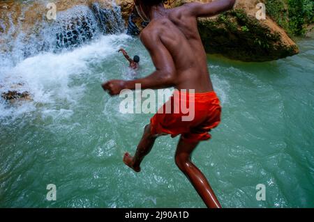 I turisti nella cascata panoramica della cascata El Limon in giungle della penisola di Samana nella Repubblica Dominicana. Incredibile aspetto estivo di cascata in tropicale Foto Stock