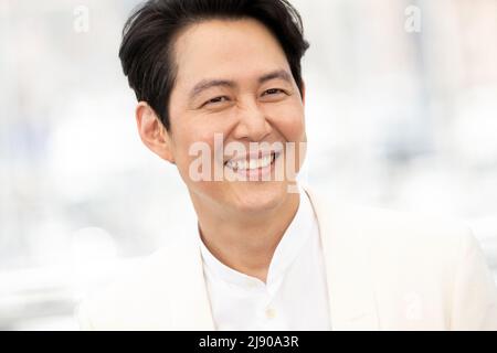 Cannes, Francia. 19th maggio 2022. Lee Jung-jae partecipa alla fotocall for Hunt durante l'annuale festival cinematografico di Cannes 75th al Palais des Festivals il 19 maggio 2022 a Cannes, Francia. Photo by David Niviere/ABACAPRESS.COM Credit: Abaca Press/Alamy Live News Foto Stock