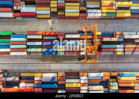 Vista aerea del terminal del porto di spedizione. Coloratissimo modello di contenitori nel porto. Logistica marittima commercio globale di esportazione di porto Foto Stock