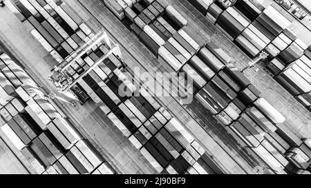 Vista aerea del terminal del porto di spedizione. Coloratissimo modello di contenitori nel porto. Logistica marittima commercio globale di esportazione di porto Foto Stock