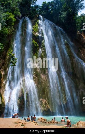 I turisti nella cascata panoramica della cascata El Limon in giungle della penisola di Samana nella Repubblica Dominicana. Incredibile aspetto estivo di cascata in tropicale Foto Stock