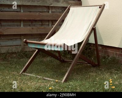 sedia a sdraio in legno d'epoca in cortile Foto Stock