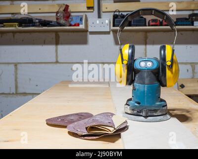 smerigliatrice eccentrica orbitale per legno con mola su superficie in legno  Foto stock - Alamy