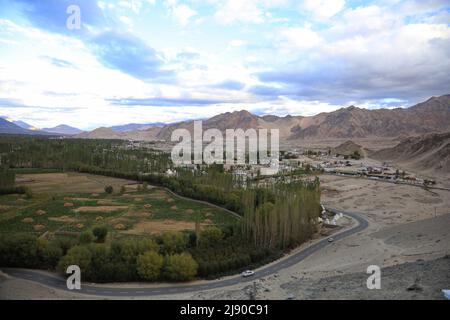 (NOTA DEI REDATTORI: Immagine scattata con il drone) una vista aerea del distretto di Leh di Ladakh dal Monastero di Thikse. Il Monastero di Thikse si trova sulla cima di una collina a Thikse, a circa 19 chilometri a est di Leh. Foto Stock