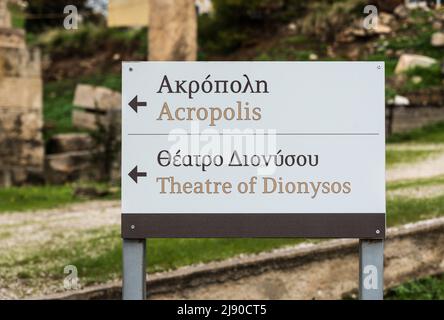 Atene, Attica - Grecia - 12 26 2019 segno all'Acropoli e al Teatro di Dioniso in alfabeto greco e latino Foto Stock