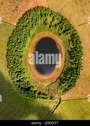 Veduta aerea della splendida laguna nelle isole Azzorre. Drone vista orizzontale con le linee e le texture in background. Vista superiore del cratere vulcanico, Foto Stock