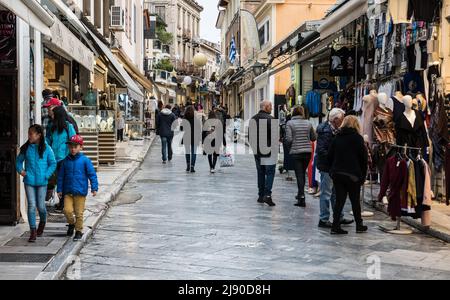 Atene, Attica , Grecia - 12 26 2019 Vista sulle strette strade turistiche con negozi tipici Foto Stock