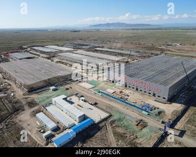 Tacheng. 18th maggio 2022. Foto aerea scattata il 18 maggio 2022 mostra un cantiere di costruzione a Tacheng, nella regione autonoma di Xinjiang Uygur, nella Cina nord-occidentale. I lavoratori edili sono impegnati a costruire importanti progetti infrastrutturali nella zona pilota principale di Tacheng, nella regione autonoma di Xinjiang Uygur, nella Cina nord-occidentale. Credit: Gao Han/Xinhua/Alamy Live News Foto Stock