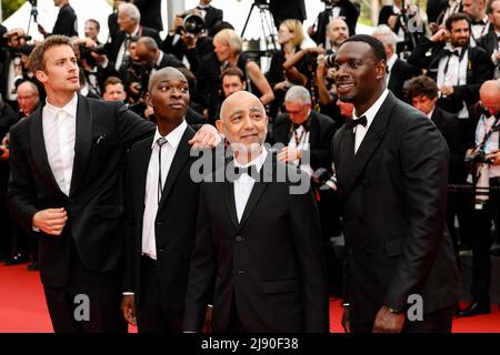 CANNES - MAGGIO 18: Mathieu Vadepied, Alassane Diong, Jonas Bloquet e Omar Sy arriva alla prima di ' TOP GUN : MAVERICK ' durante l'edizione 75th del Festival del Cinema di Cannes il 18 maggio 2022 al Palais des Festivals di Cannes, Francia. (Foto di Lyvans Boolaky/ÙPtertainment/Sipa USA) Foto Stock