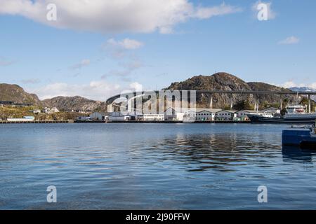 Måløy è una città del comune di Kinn nella contea di Vestland, Norvegia, situata sul lato sud-orientale dell'isola di Vågsøy, nella roccia di Kannesteinen Foto Stock