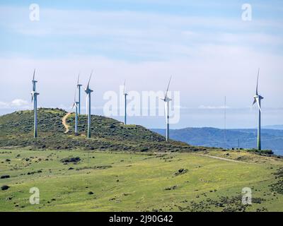 CASARES, ANDALUCIA, SPAGNA - MAGGIO 5 : Vista dei mulini a vento nei pressi di Casares in Spagna il 5 Maggio 2014 Foto Stock
