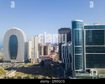 Batumi, Georgia - Febbraio 17 2022: Vista del paesaggio moderno della città, edifici, alberghi in una giornata di sole Foto Stock