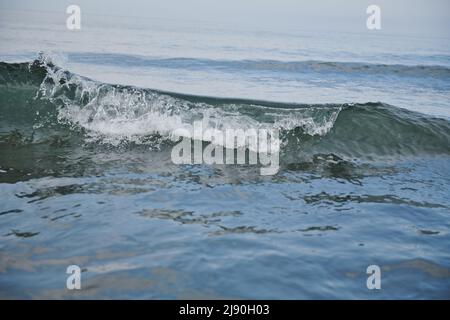 grandi onde sul mare nero durante il giorno d'estate Foto Stock