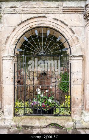 L'immagine è il Gateway Memorial per i calzaturieri di Shrewsbury del 1679 al Dingle in Shrewsbury Quarry Gardens e area ricreativa Foto Stock