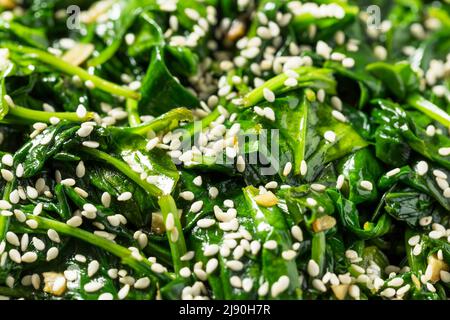 Insalata di spinaci asiatici sesamo fatta in casa con salsa di soia Foto Stock