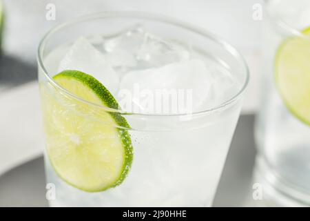 Freddo rinfrescante acqua frizzante di calce pronta da bere Foto Stock