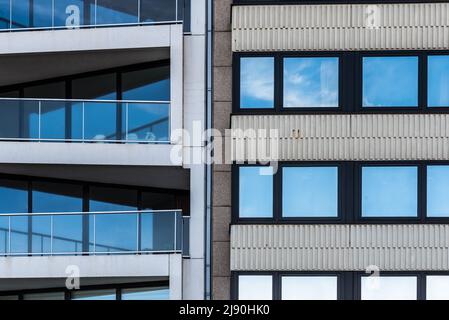 Ostend, Fiandre Occidentali, Belgio 10 26 2019 veduta astratta dei motivi delle finestre e dei balconi di un tipico appartamento di seconda residenza Foto Stock