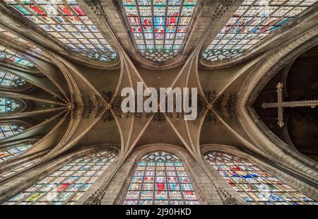 Anderlecht, Regione capitale di Bruxelles - 10 06 2019 Interior design della chiesa cattolica gotica di San Guy e San Pietro d'Anderlecht Foto Stock