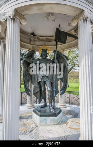 L'immagine è del St Michael Archangel War Memorial nei giardini ricreativi noti come la cava nel centro della città di Shrewsbury Foto Stock