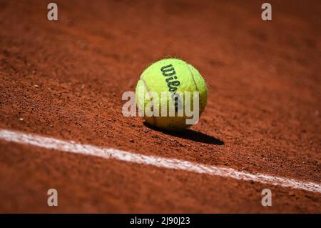 Illustrazione della palla ufficiale durante il quarto giorno di qualificazione di Roland-Garros 2022, French Open 2022, Grand Slam torneo di tennis il 19 maggio 2022 allo stadio Roland-Garros di Parigi, Francia - Foto Matthieu Mirville / DPPI Foto Stock