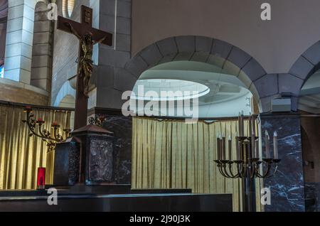 Jette, capitale di Bruxelles Regione - Belgio - 10 10 2019 Vista dietro l'altare della chiesa cattolica di nostra Signora di laeken Foto Stock