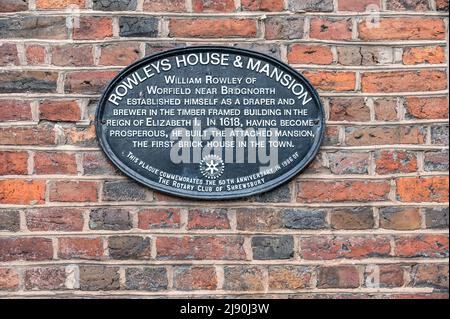 L'immagine è della lapide commemorativa presso la Rowley's House and Mansion medievale del 16th secolo, uno degli edifici più importanti di Shrewsbury Foto Stock