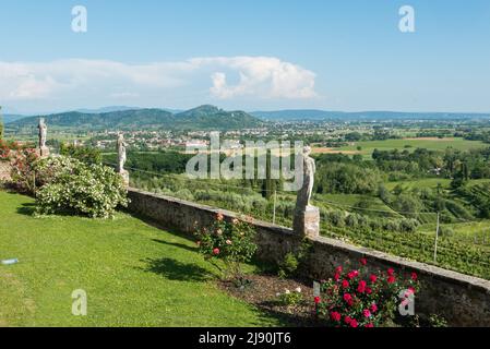 Vista dall'Abbazia di Rosazzo (XI secolo) nella regione italiana del Friuli con le sue statue e gli splendidi cespugli di rose Foto Stock