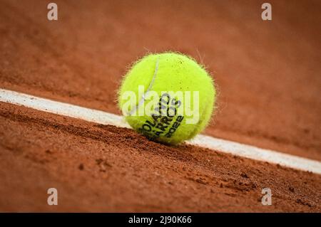 Parigi, Francia, Francia. 19th maggio 2022. Illustrazione della palla ufficiale durante il quarto giorno di qualificazione di Roland-Garros 2022, French Open 2022, torneo di tennis Grand Slam allo stadio Roland-Garros il 19 maggio 2022 a Parigi, Francia. (Credit Image: © Matthieu Mirville/ZUMA Press Wire) Foto Stock