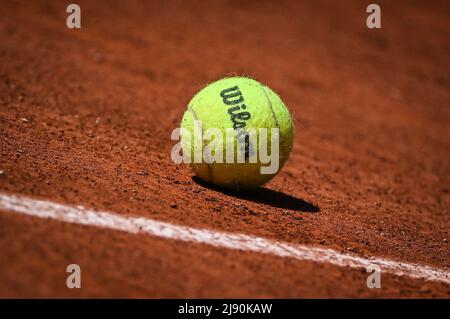 Parigi, Francia, Francia. 19th maggio 2022. Illustrazione della palla ufficiale durante il quarto giorno di qualificazione di Roland-Garros 2022, French Open 2022, torneo di tennis Grand Slam allo stadio Roland-Garros il 19 maggio 2022 a Parigi, Francia. (Credit Image: © Matthieu Mirville/ZUMA Press Wire) Foto Stock