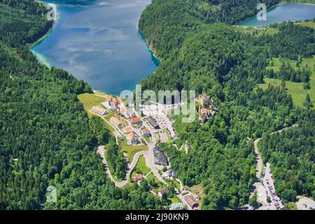 Veduta aerea di Hohenschwangau e del lago Alpsee in Baviera, Germania. Foto Stock