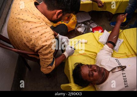 Tehatta, Bengala Occidentale, India. 9th maggio 2022. Tehatta Angikar Goshthi Club ha organizzato un campo volontario di donazione di sangue in collaborazione con la divisione Tehatta Bloodbank in occasione del 161st anniversario di nascita del premio Nobel per la poetessa indiana Rabindranath Tagore a Tehatta. (Credit Image: © Soumyabrata Roy/Pacific Press via ZUMA Press Wire) Foto Stock