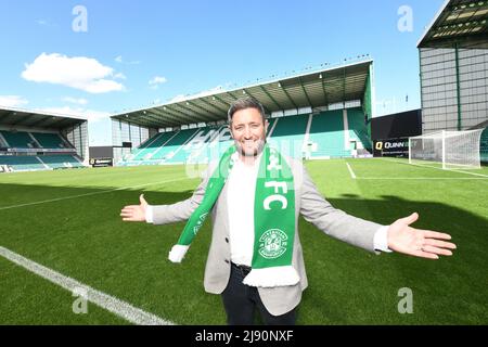 Easter Road Stadium, Edinburgh.Scotland UK.19th May 22 Hibernian Photo call for new Manager Lee Johnson on the pitch at Easter Road. Credit: eric mccowat/Alamy Live News Foto Stock