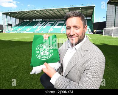 Easter Road Stadium, Edinburgh.Scotland UK.19th May 22 Hibernian Photo call for new Manager Lee Johnson on the pitch at Easter Road. Credit: eric mccowat/Alamy Live News Foto Stock