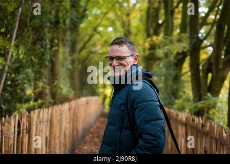 Jette, Regione capitale di Bruxelles, Belgio - 11 04 2019 bel fotografo di quattro anni in un ambiente naturale Foto Stock