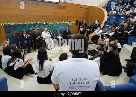 Vaticano. 19th maggio 2022. Italia, Roma, 2022/05/19 .Papa Francesco durante la presentazione del movimento 'Scholas Occurrentes' alla Pontificia Università Urbaniana di Roma Fotografia di Vatican Media/Catholic Press Photo. LIMITATO ALL'USO EDITORIALE - NO MARKETING - NO CAMPAGNE PUBBLICITARIE Credit: Independent Photo Agency/Alamy Live News Foto Stock