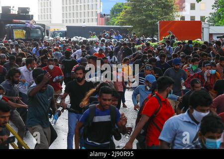 Colombo, Sri Lanka. 19th maggio 2022. Gli studenti universitari prendono parte a una manifestazione che chiede le dimissioni del presidente dello Sri Lanka Gotabaya Rajapaksa per la crisi economica paralizzante del paese. (Credit Image: © Amitha Thennakoon/Pacific Press via ZUMA Press Wire) Foto Stock