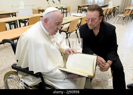 Vaticano. 19th maggio 2022. Italia, Roma, 2022/05/19 .Papa Francesco affiancato da Bono (Paul David Hewson) durante la presentazione del movimento 'Scholas Occurrentes' alla Pontificia Università Urbaniana di Roma Fotografia di Vatican Media/Catholic Press Photo. LIMITATO ALL'USO EDITORIALE - NO MARKETING - NO CAMPAGNE PUBBLICITARIE Credit: Independent Photo Agency/Alamy Live News Foto Stock