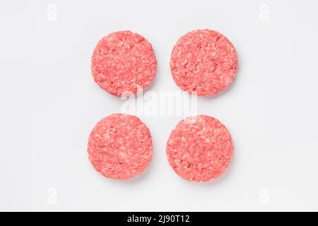Polpette di hamburger, pronte da friggere, cotolette di carne, isolate su sfondo bianco Foto Stock